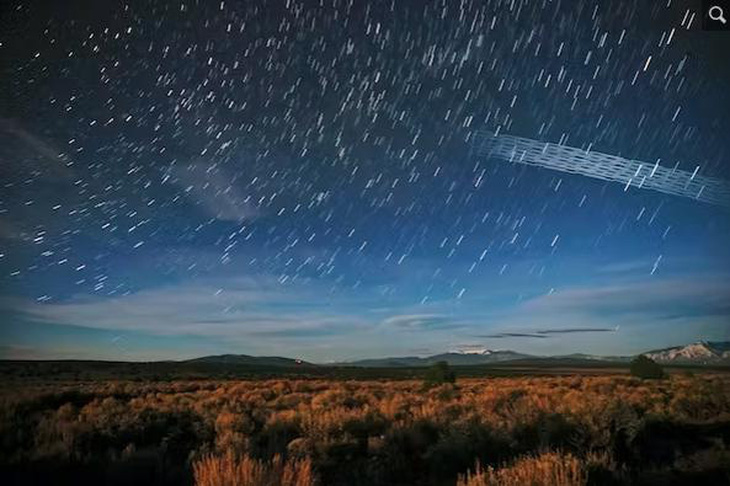 Các vệ tinh Starlink đi qua New Mexico - Ảnh: M LEWINSKY/ THE CONVERSATION