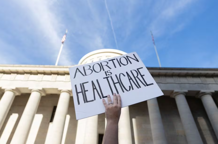 Một biểu ngữ ủng hộ quyền phá thai trong một cuộc tuần hành tại bang Ohio, Mỹ năm 2022 - Ảnh: REUTERS