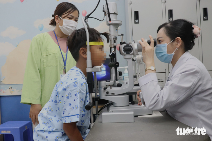 Bác sĩ Nguyễn Thị Hồng Hạnh - khoa mắt nhi Bệnh viện Mắt TP.HCM - khám mắt cho bé N.M.L. (11 tuổi, ngụ tỉnh Bình Thuận) sau khi cấp cứu vì bị lưỡi cần câu móc thẳng vào mắt