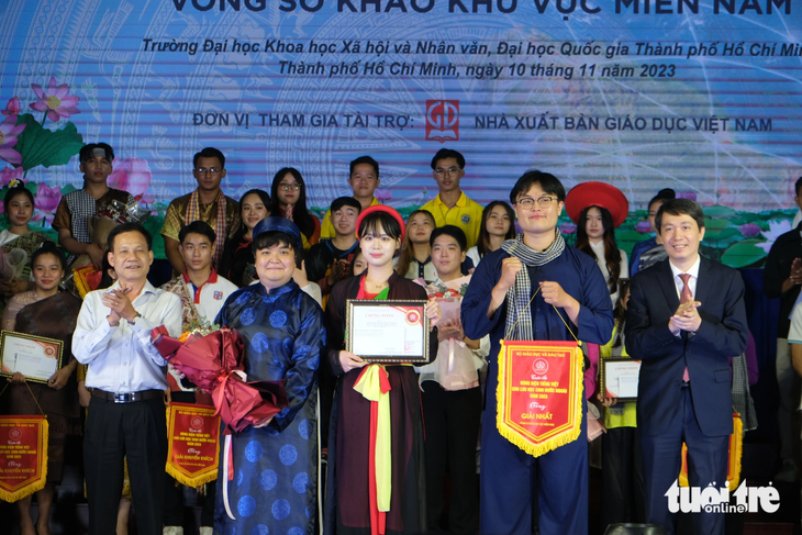 Lưu học sinh Trường đại học Khoa học xã hội và Nhân văn - Đại học Quốc gia TP.HCM với phần thi 'Các điệu lý của ba miền Việt Nam' giành giải nhất tại cuộc thi Hùng biện tiếng Việt khu vực miền Nam