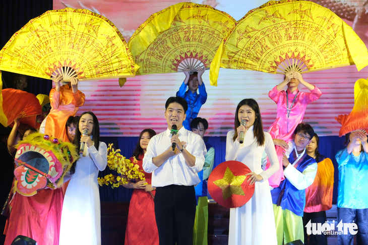 Lưu học sinh nước Pháp, Lào, Hàn Quốc đang học tập tại Trường đại học Sư phạm TP.HCM diện áo dài thi Hùng biện tiếng Việt