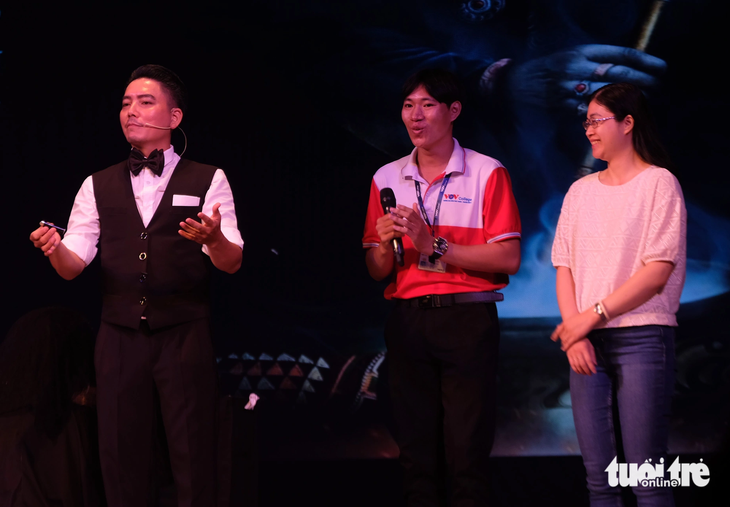 Nguyễn Việt Duy (bìa trái) với những màn ảo thuật tương tác trực tiếp với khán giả tạo được ấn tượng trong liên hoan - Ảnh: LINH ĐOAN