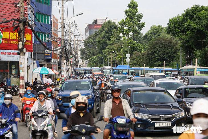 Tình trạng kẹt xe giờ cao điểm thường xuyên xảy ra trên tuyến đường Võ Văn Ngân - Ảnh: NGỌC QUÝ