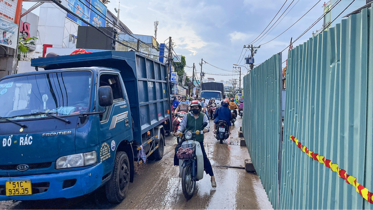 Hơn 1 tháng qua, người dân đi đường Nguyễn Duy Trinh (TP Thủ Đức) gặp nhiều vất vả do “lô cốt” của dự án vệ sinh môi trường TP.HCM giai đoạn 2 - Ảnh: CHÂU TUẤN