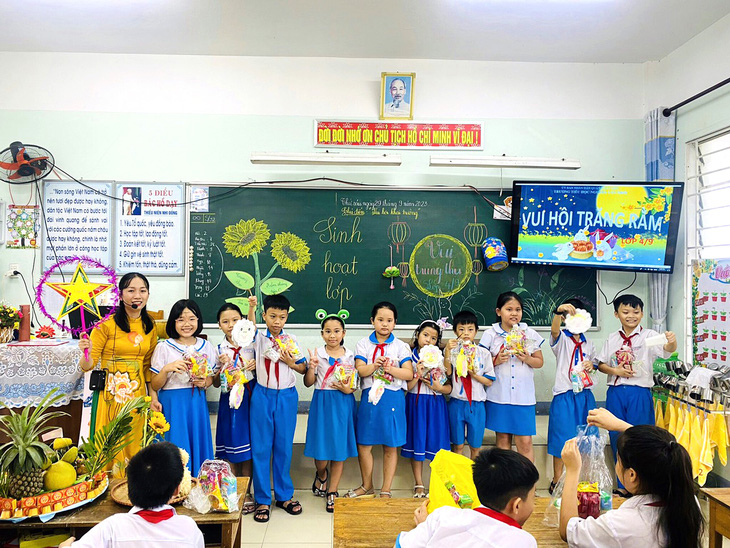 Cô Nguyễn Thị Huỳnh Trân vui Trung thu cùng các học sinh lớp 4/9 - Ảnh: H.T.