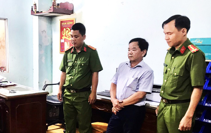 Nguyễn Văn Phương bị Công an tỉnh Cà Mau bắt tạm giam và khám xét nơi làm việc - Ảnh: Công an cung cấp