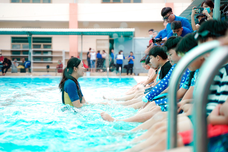 Lớp dạy bơi miễn phí cho thiếu nhi dịp hè 2023 ở huyện Bình Chánh, TP.HCM - Ảnh: THANH HIỆP