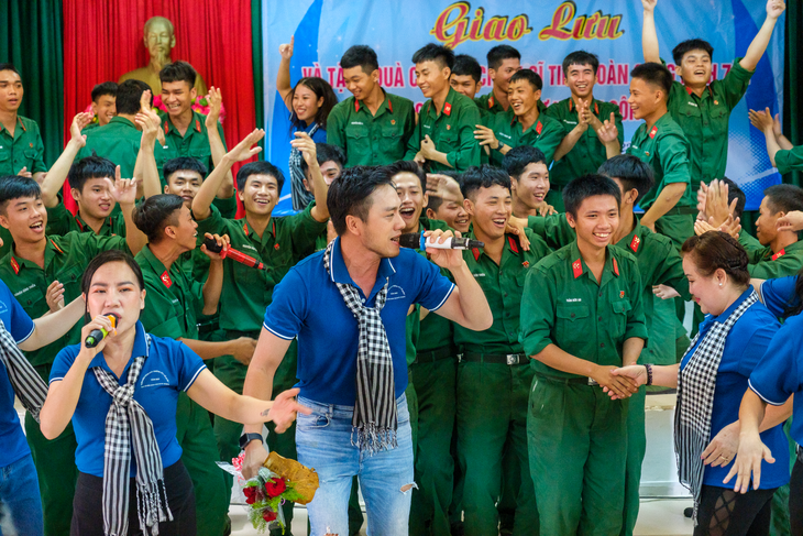Dương Quốc Hưng thể hiện ca khúc sôi động "Vì anh thương em" được sự hưởng ứng của các chiến sĩ - Ảnh: NGUYỄN HIỀN
