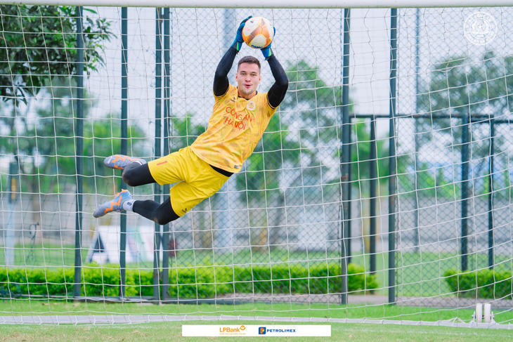 Filip Nguyễn tập luyện trong màu áo CLB Công An Hà Nội - Ảnh: CAHN FC
