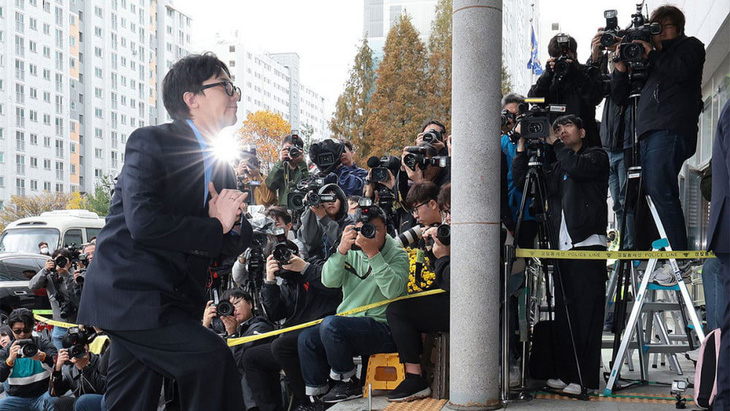 G-Dragon tự nguyện trình diện tại sở cảnh sát vào ngày 6-11 sau cáo buộc dùng ma túy - Ảnh: Allkpop 