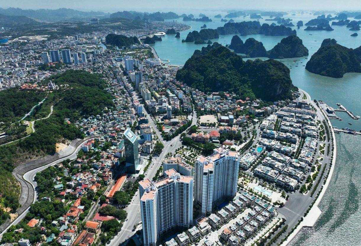 Tính từ quốc lộ 18 trở ra phía biển, hiện nay tại Quảng Ninh có hàng loạt công trình hạ tầng đô thị cũng thuộc vùng đệm vịnh Hạ Long - Ảnh: NGUYỄN KHÁNH