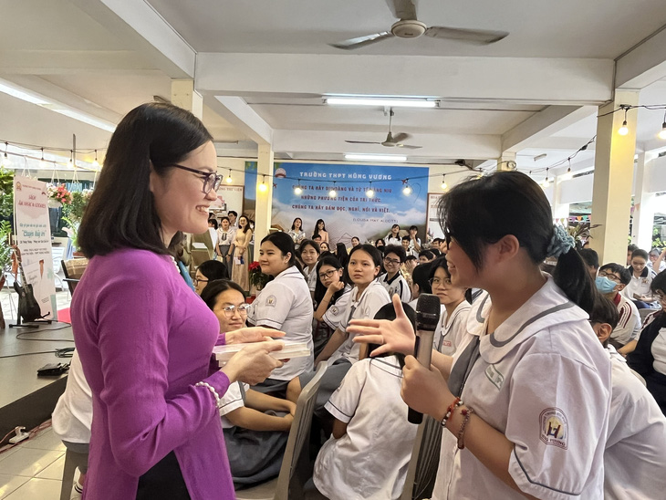 Học sinh đặt câu hỏi cho tác giả - nhà báo Hoàng Hương tại buổi hoạt động "Sách - Âm nhạc và Cookies" chiều 10-11 - Ảnh: MỸ DUNG