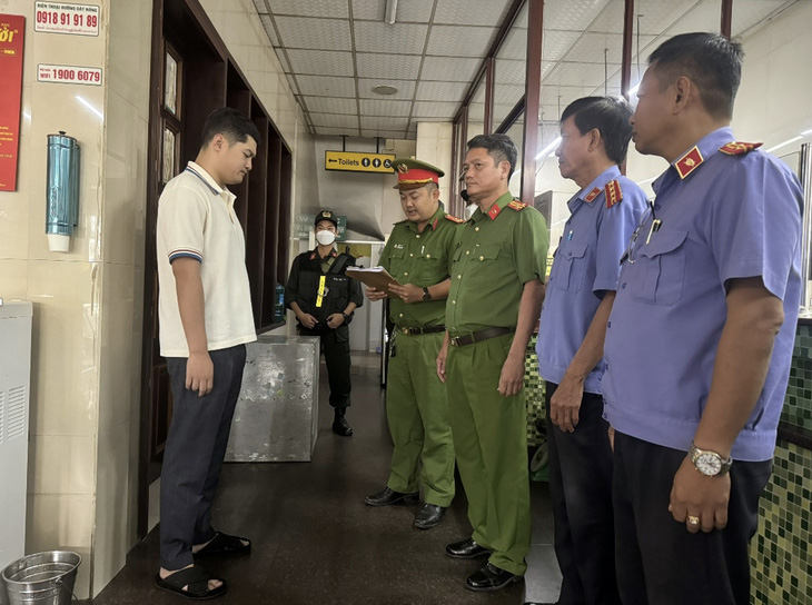 Cơ quan chức năng Đồng Nai tống đạt các quyết định khởi tố bị can và lệnh bắt bị can để tạm giam với ông Lê Dương - phó giám đốc Công ty TNHH Thành Bưởi - Ảnh: Công an cung cấp