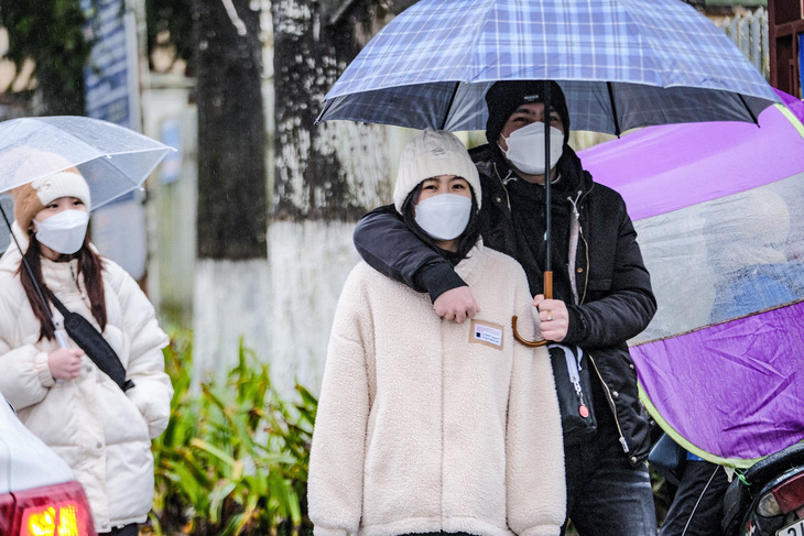 Không khí lạnh mạnh tràn xuống, miền Bắc rét nhất từ đầu mùa, miền Trung mưa lớn - Ảnh: NAM TRẦN