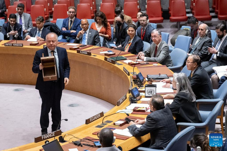 Một nhân viên hội nghị đưa ra thùng phiếu trong cuộc họp của Hội đồng Bảo an Liên Hiệp Quốc để bầu các thẩm phán của Tòa án Công lý quốc tế. Ảnh chụp tại trụ sở Liên Hiệp Quốc ở New York, Mỹ vào ngày 9-11 - Ảnh: TÂN HOA XÃ