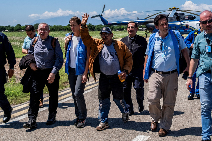 Ông Luis Manuel Diaz vẫy tay chào sau khi được ELN trả tự do hôm 10-11 - Ảnh: REUTERS