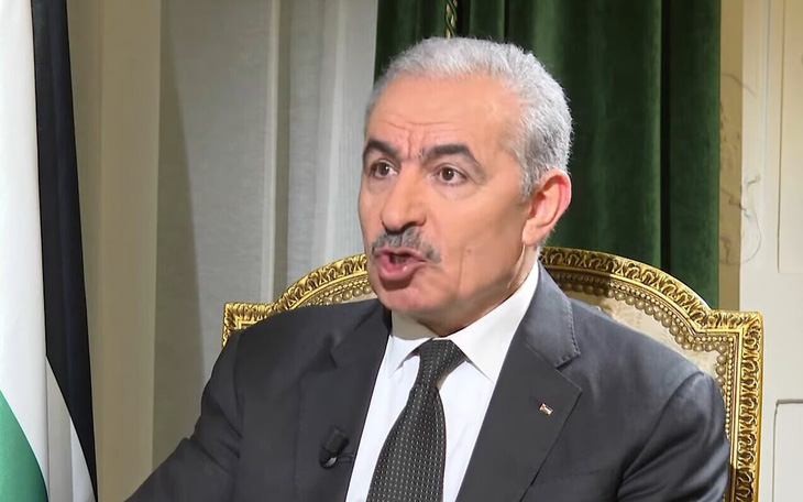 Ông Mohammad Shtayyeh, thủ tướng của chính quyền Palestine, trong cuộc phỏng vấn trên kênh France 24 - Ảnh: THE TIMES OF ISRAEL/FRANCE 24