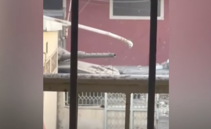 Ảnh chụp màn hình video cho thấy xe tăng Israel ở ngay bên ngoài Bệnh viện al-Rantisi - Ảnh: AL JAZEERA