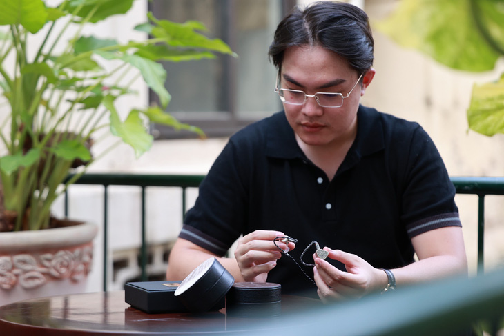 23 tuổi, Lưu Hải kiên trì theo đuổi đam mê thiết kế dòng tai nghe in-ear custom đã được chàng trai gen Z ấp ủ từ những năm cấp hai - Ảnh: SƠN MINH
