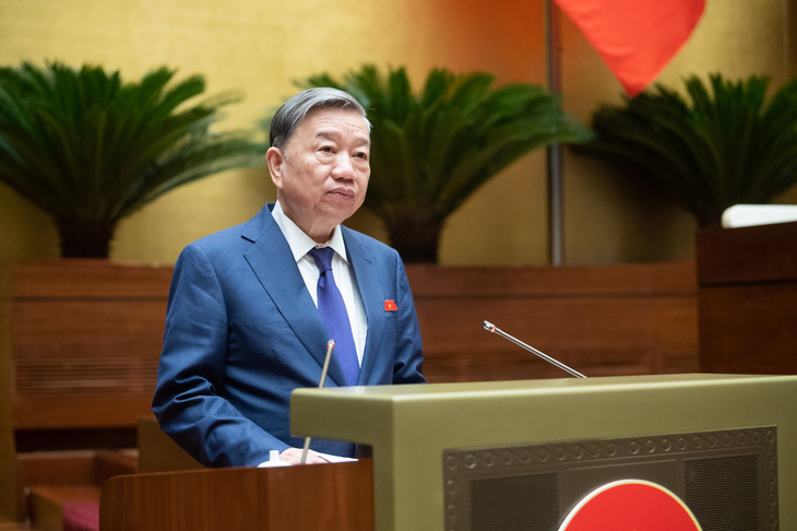 Đại tướng Tô Lâm - bộ trưởng Bộ Công an - đọc tờ trình - Ảnh: GIA HÂN