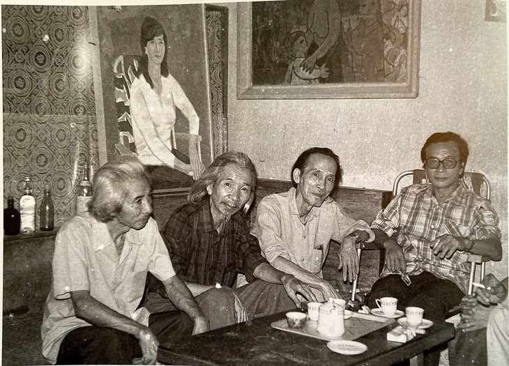 Từ trái qua “Văn Cao dỏm” Lê Chính và Văn Cao, Bùi Xuân Phái, nhạc sĩ Huy Du - Ảnh: HÀ TƯỜNG