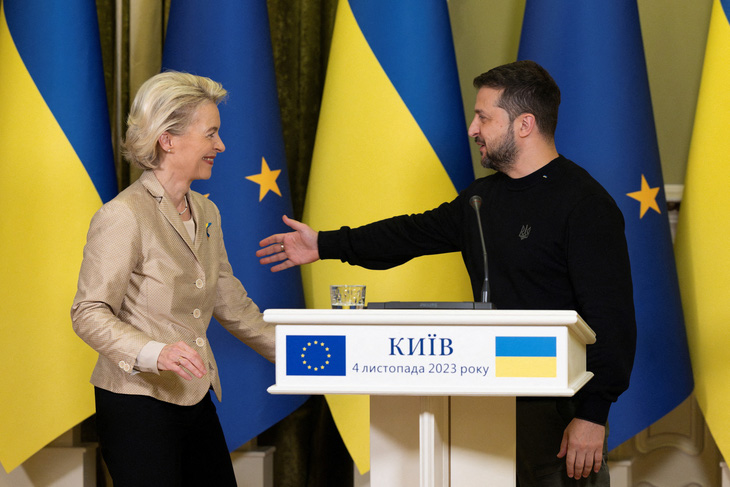 Tổng thống Ukraine Volodymyr Zelensky gặp Chủ tịch Ủy ban châu Âu Ursula von der Leyen tại Kiev hôm 4-11 - Ảnh: REUTERS