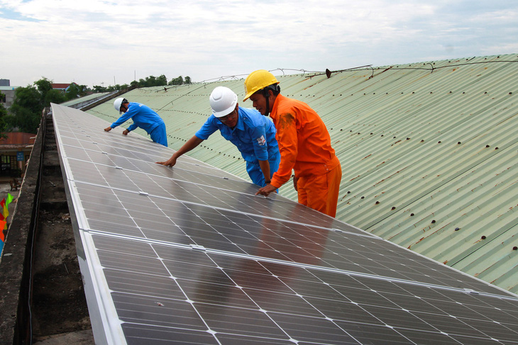 Trang bị điện mặt trời áp mái tại Trường THCS Lê Quý Đôn, huyện Đại Lộc, tỉnh Quảng Nam - Ảnh: TẤN LỰC