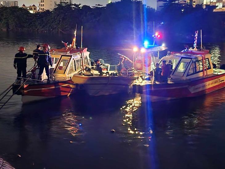 Ba chiếc ca nô được lực lượng cảnh sát PCCC và cứu nạn cứu hộ điều đến kênh Tẻ để lấy nước từ kênh triển khai công tác cứu hỏa - Ảnh: NGỌC KHẢI