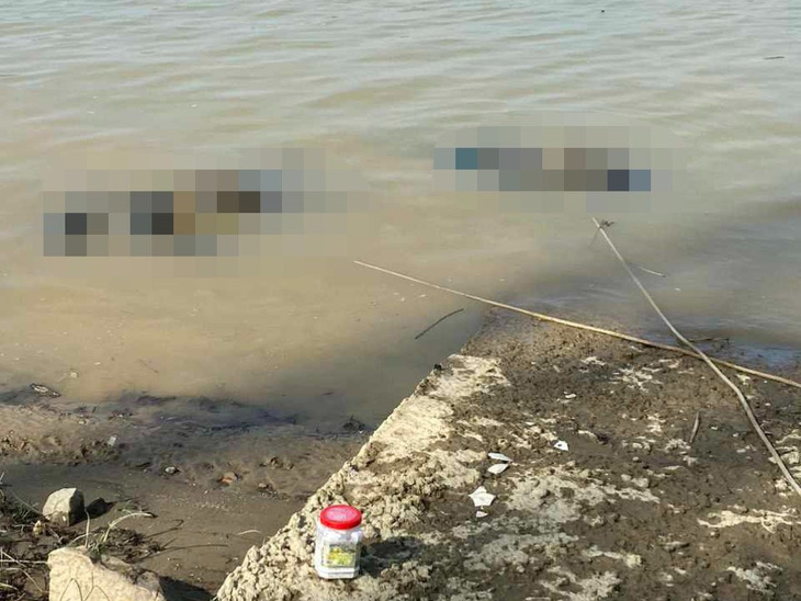 Hai thi thể phát hiện trôi dạt trên sông Lam vào ngày 11-11 - Ảnh: H.A.