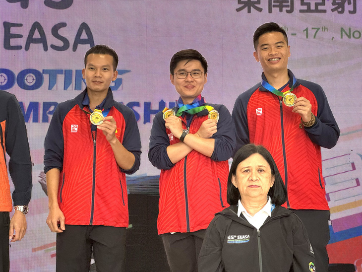 Phan Công Minh, Lại Công Minh và Phạm Quang Huy (từ trái qua) mang về huy chương vàng nội dung đồng đội 10m súng ngắn hơi nam - Ảnh: VSF