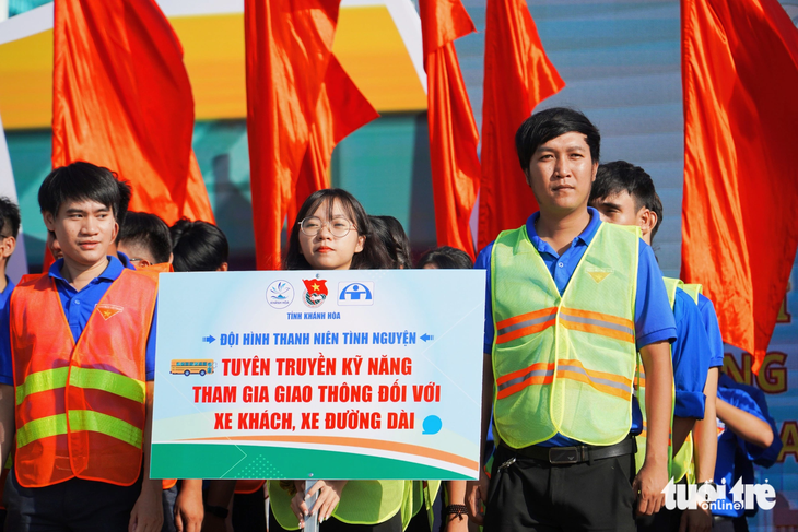 Ra mắt các lực lượng về an toàn giao thông ở TP Nha Trang - Ảnh: TRẦN HOÀI