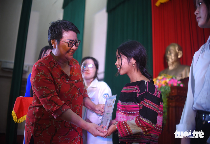 Bà Trần Gia Bảo - phó tổng biên tập báo Tuổi Trẻ - trao học bổng cho học sinh vượt khó học giỏi ở Bình Định - Ảnh: LÂM THIÊN