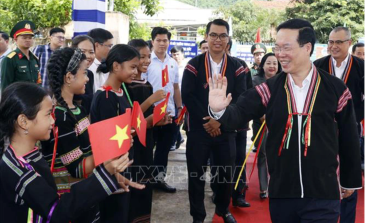Chủ tịch nước Võ Văn Thưởng với người dân tại liên khu dân cư xã Suối Trai, huyện Sơn Hòa - Ảnh: Thống Nhất - TTXVN