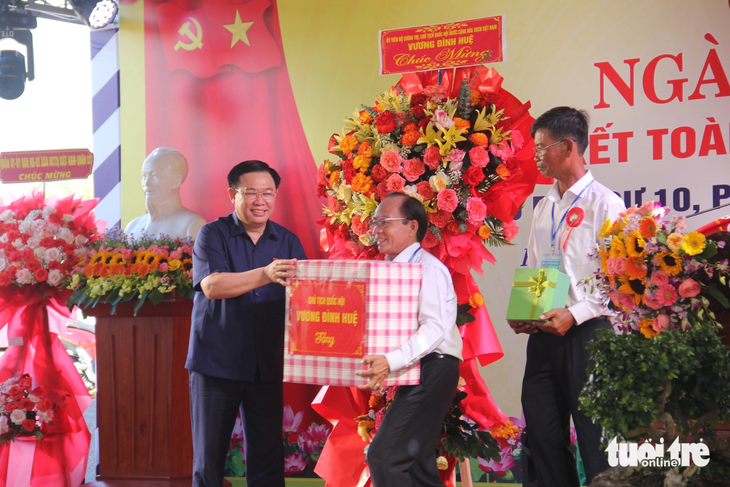 Chủ tịch Quốc hội Vương Đình Huệ tặng quà cho khu dân cư số 10, phường Hòa Hiệp Bắc, quận Liên Chiểu, thành phố Đà Nẵng - Ảnh: TRƯỜNG TRUNG