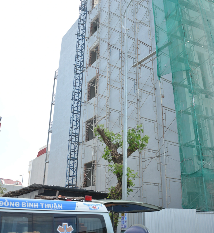 Hiện trường vụ tai nạn lao động tại căn nhà ở phường Phú Thủy, TP Phan Thiết, Bình Thuận khiến 3 công nhân tử vong tại chỗ - Ảnh: ĐỨC TRONG