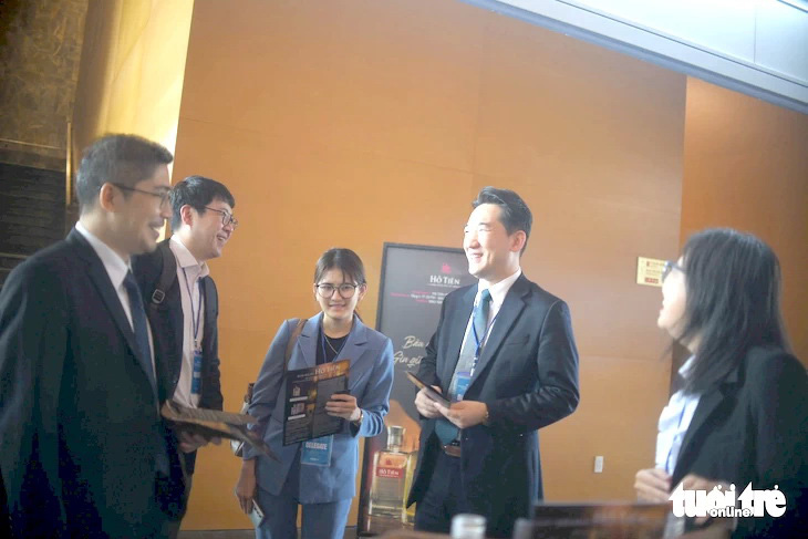 Đại diện các đại sứ quán, doanh nghiệp nước ngoài vui vẻ trò chuyện tại một gian hàng trưng bày giới thiệu các sản phẩm đặc trưng của Bình Định - Ảnh: LÂM THIÊN