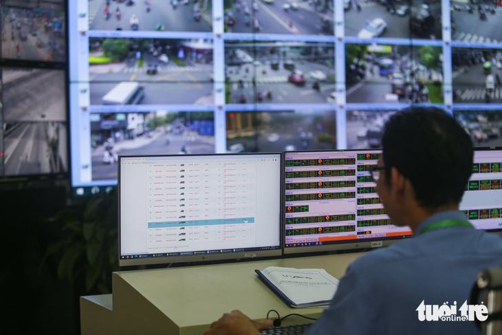 An employee in charge of directly monitoring and examining images and information data from weighing centers in Ho Chi Minh City - Photo: Thu Dung