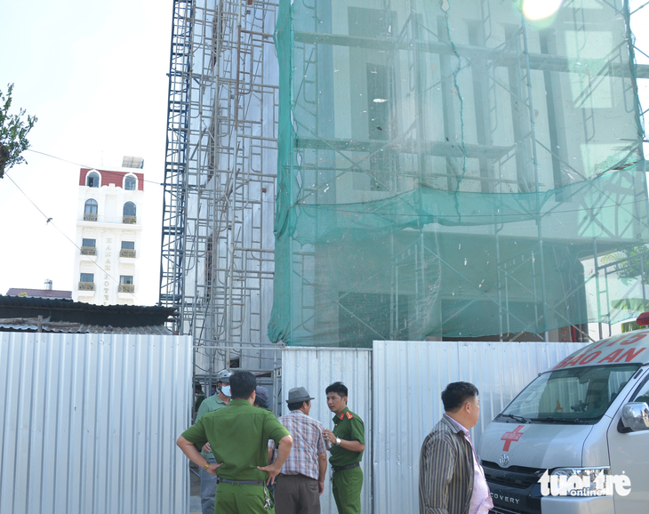 Hiện trường vụ đứt cáp thang xây nhà cao tầng ở Phan Thiết khiến 3 người tử vong - Ảnh: ĐỨC TRONG