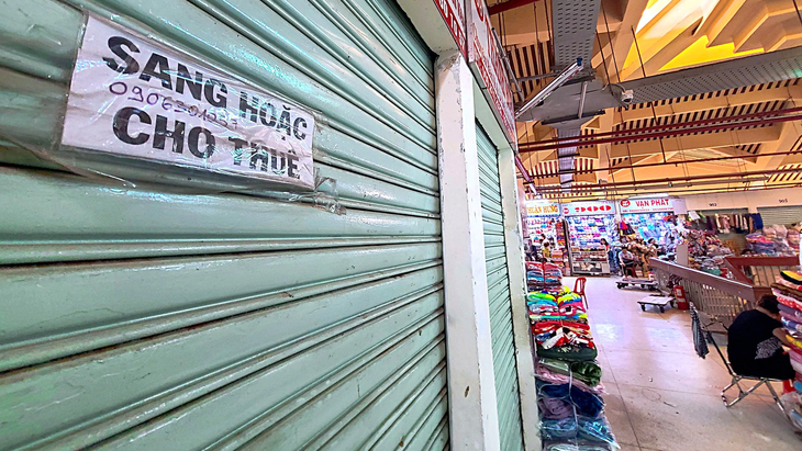 Sạp hàng chợ Bình Tây (quận 6-TP.HCM) đóng cửa nhiều tháng vẫn chưa có khách thuê - Ảnh: NHẬT XUÂN