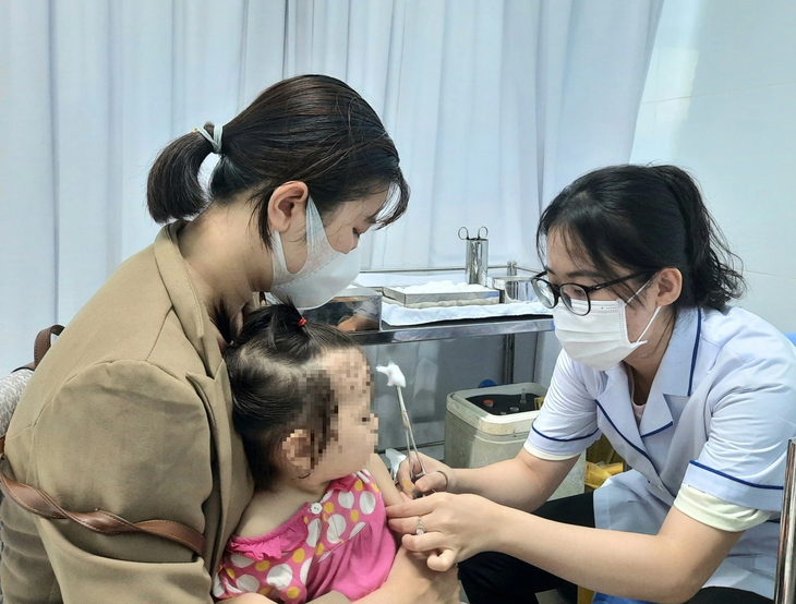 Trẻ tại TP.HCM tiêm vắc xin trong chương trình tiêm chủng mở rộng tại trạm y tế - Ảnh: THU HIẾN