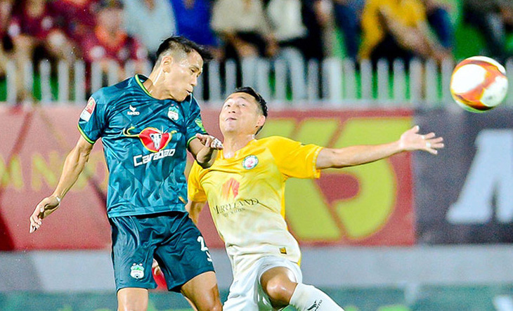 CLB Hoàng Anh Gia Lai (trái) trong trận thua chủ nhà Quy Nhơn Bình Định ở vòng 3 V-League 2023-2024 - Ảnh: VPF