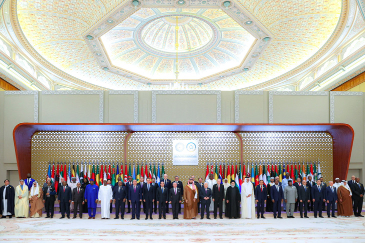 Lãnh đạo các nước chụp ảnh trong hội nghị thượng đỉnh ở Saudi Arabia ngày 11-11 - Ảnh: REUTERS