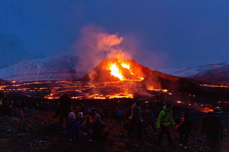 Iceland có 33 hệ thống núi lửa đang hoạt động, nhiều nhất ở châu Âu. Trong ảnh (chụp tháng 3-2021) là dung nham núi lửa trên bán đảo Reykjanes của Iceland - Ảnh chụp màn hình Washington Post/Getty Images