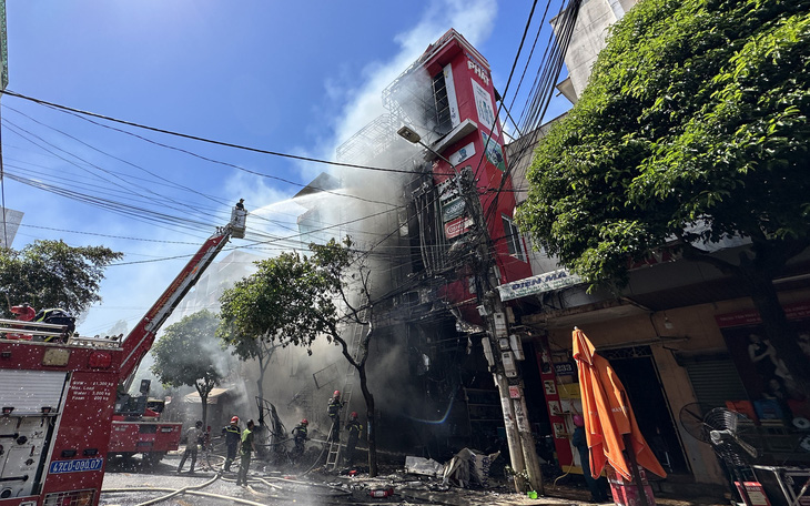 Cháy lớn gần chợ trung tâm TP Buôn Ma Thuột