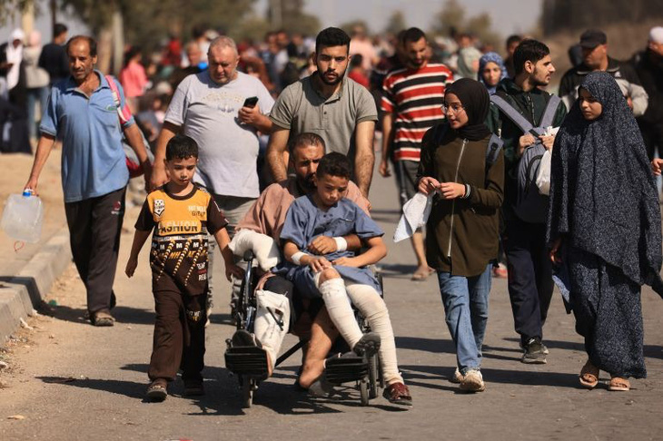 Các gia đình người Palestine ở phía bắc Dải Gaza trên đường di tản về phía nam - Ảnh: AFP