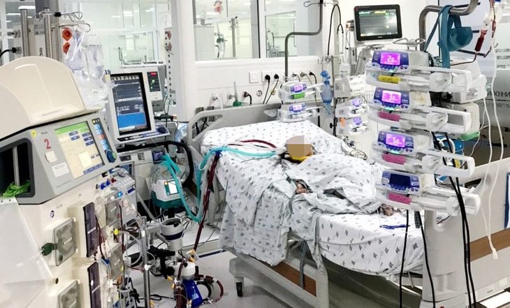 Bệnh viện Nhi đồng thành phố (TP.HCM) đã dùng kỹ thuật lọc máu, cùng nhiều máy móc hiện đại để cứu sống bệnh nhi - Ảnh: Bệnh viện cung cấp