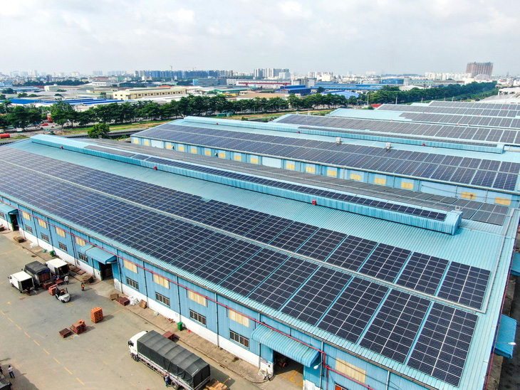 Điện mặt trời áp mái tại Khu công nghiệp Tân Bình, quận Tân Phú, TP.HCM - Ảnh: QUANG ĐỊNH