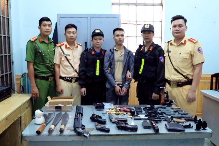 Nghi can Phan Phú Cường cùng nhiều khẩu súng, hung khí bị công an tạm giữ - Ảnh: AN BÌNH