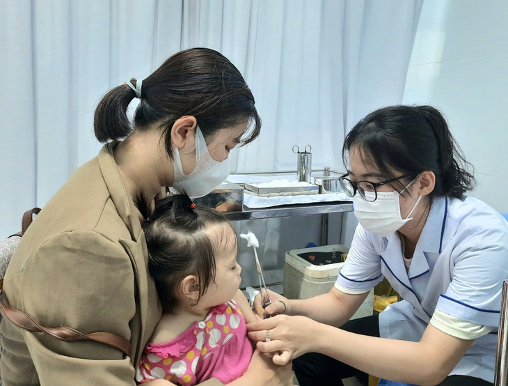 Trẻ được tiêm vắc xin trong chương trình tiêm chủng mở rộng tại trạm y tế ở TP.HCM - Ảnh: THU HIẾN
