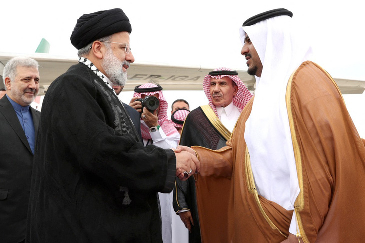 Tổng thống Iran Ebrahim Raisi (trái, đeo kính) tới thủ đô Riyadh của Saudi Arabia ngày 11-11 - Ảnh: AFP